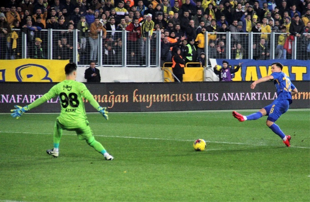 Süper Lig: MKE Ankaragücü: 1 - Fenerbahçe: 0 (İlk yarı)