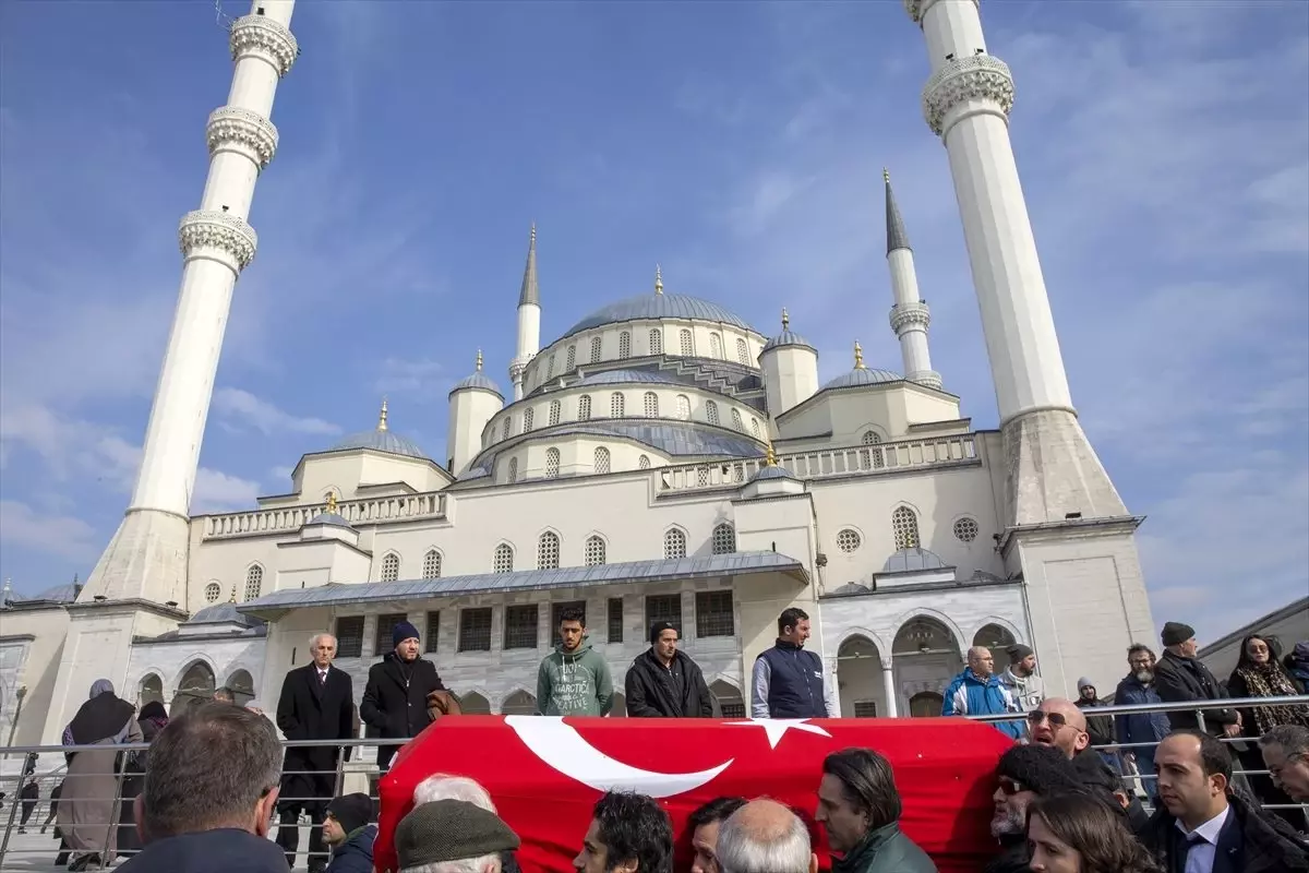 Tiyatro sanatçısı Erhan Gökgücü Ankara\'da toprağa verildi