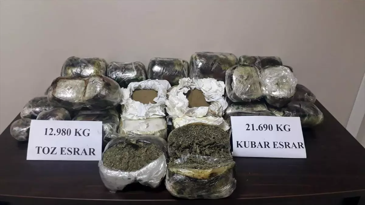 Adana\'da otomobilinde 34 kilo 670 gram esrar bulunan sürücü tutuklandı