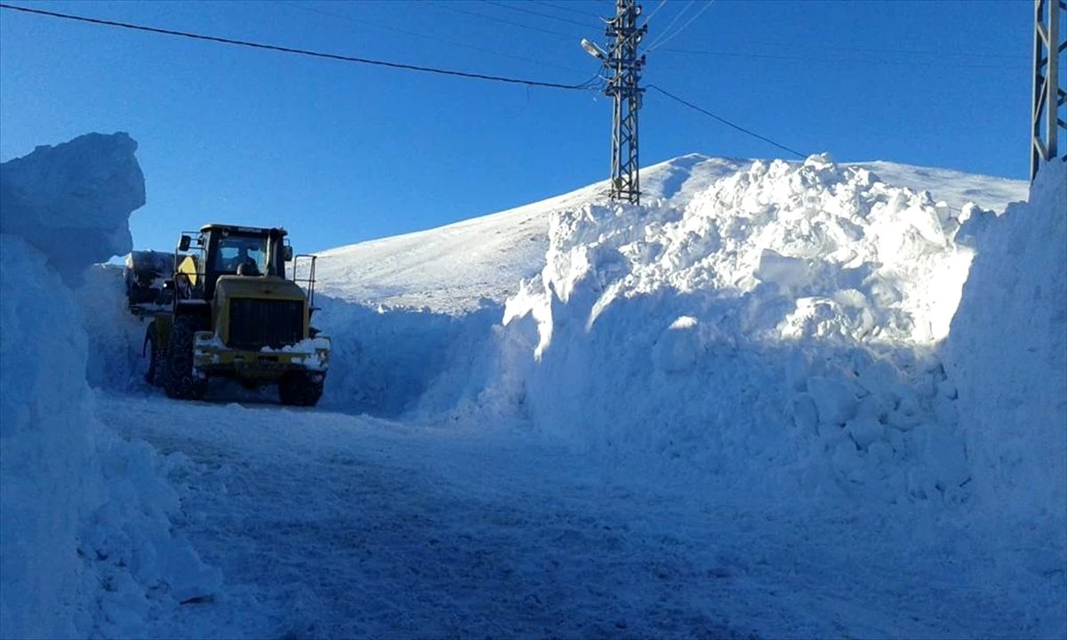 Ağrı\'da kar kalınlığının 4 metreye ulaştığı köy yolu 8 saatte açıldı