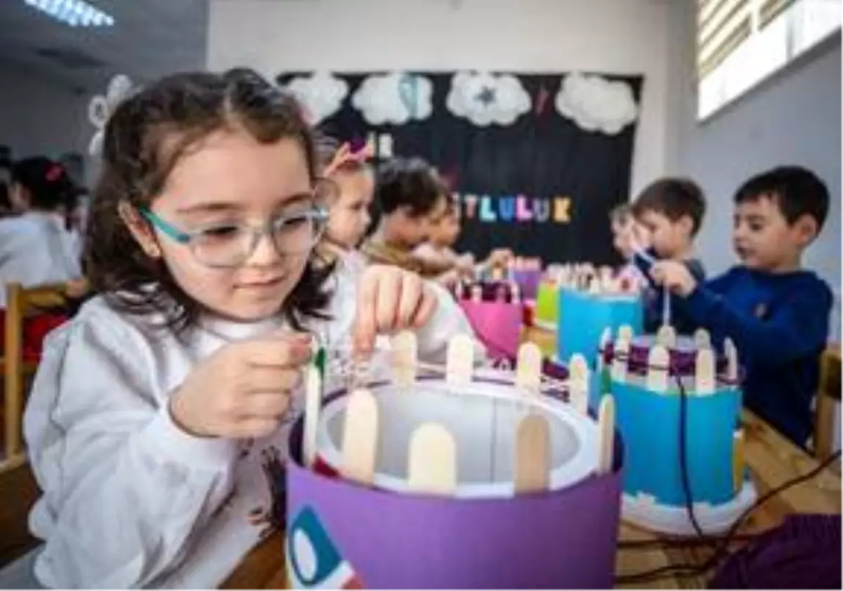 Anaokulu öğrencileri akranları için "bir yumak mutluluk" örüyor