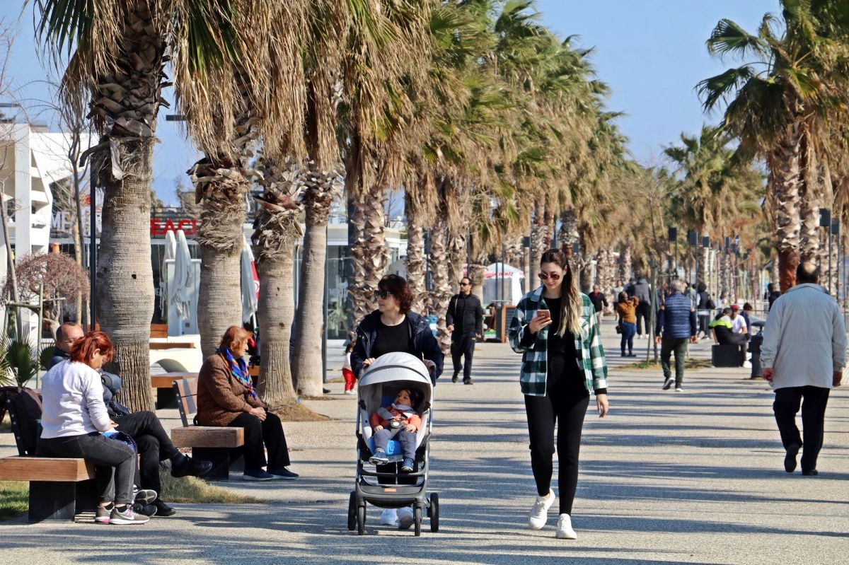 Antalya\'da hava sıcaklığı 21 dereceye çıkınca vatandaşlar soluğu sahilde aldı