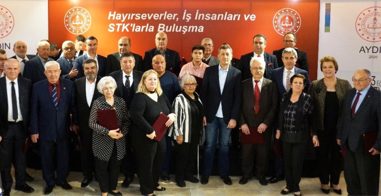 Bakan Selçuk, Aydın\'da 42 eğitim gönüllüsünü onurlandırdı