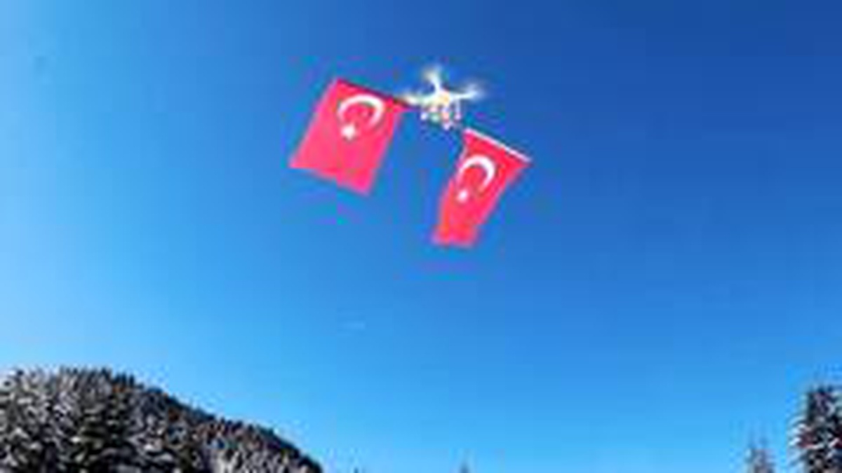 Drone ile Türk bayrağını gökyüzünde dalgalandırdı