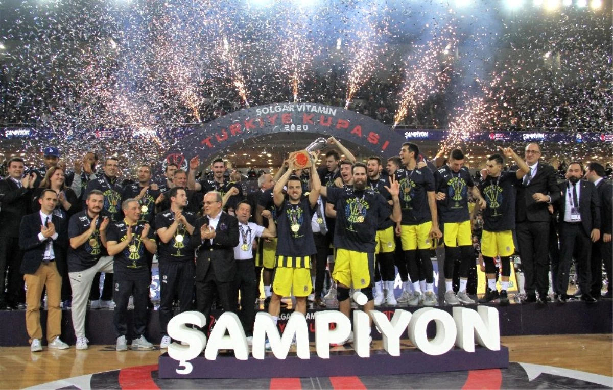 Fenerbahçe Beko Türkiye Kupası\'nı kaldırdı