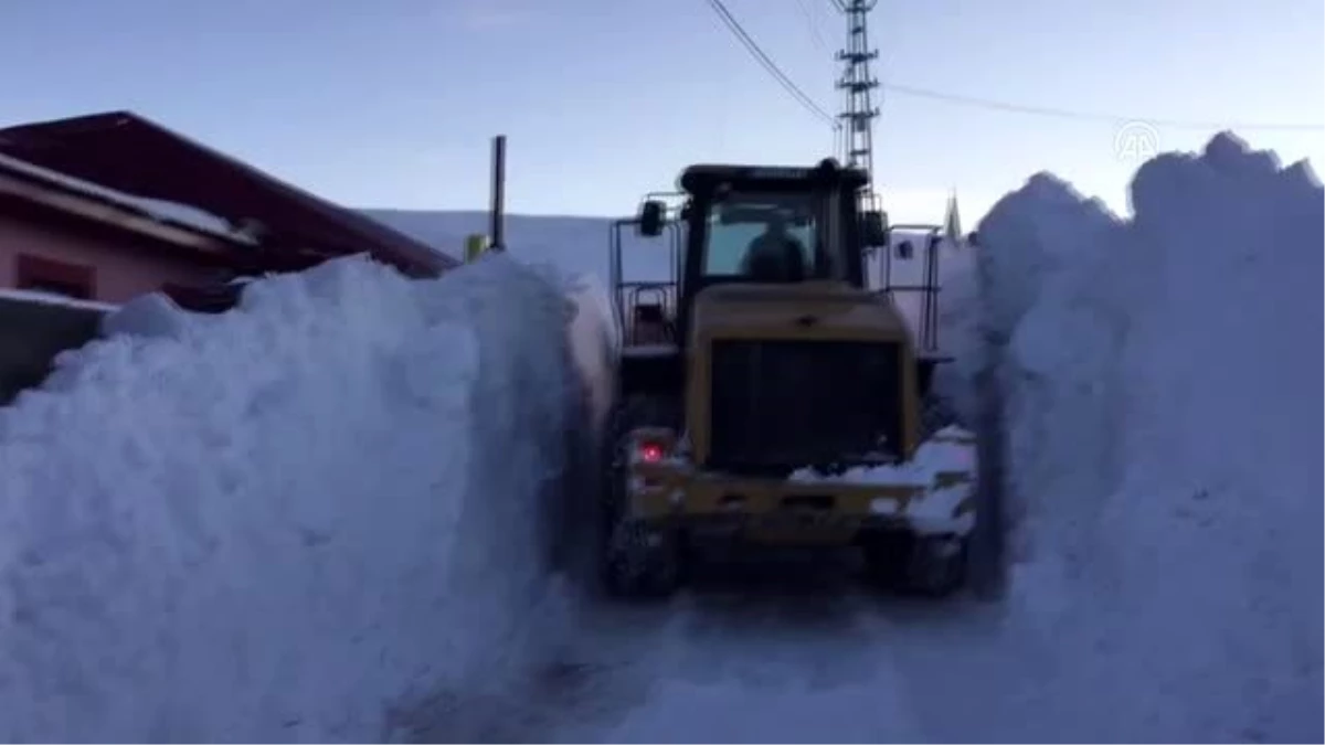 Kar kalınlığının 4 metreye ulaştığı köy yolu 8 saatte açıldı