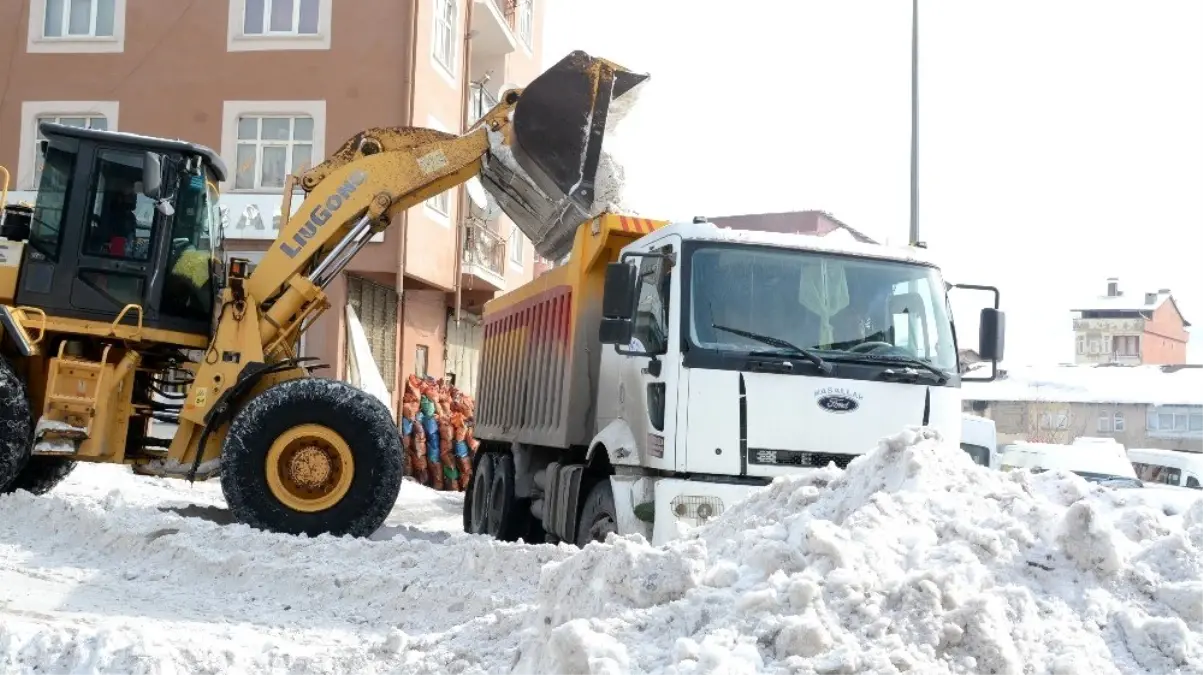 Kent merkezindeki tonlarca kar kent dışına çıkartıldı