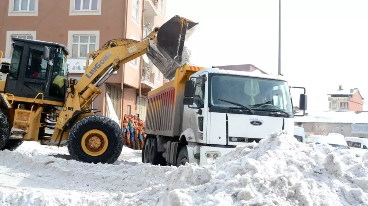 Kent merkezindeki tonlarca kar kent dışına çıkartıldı