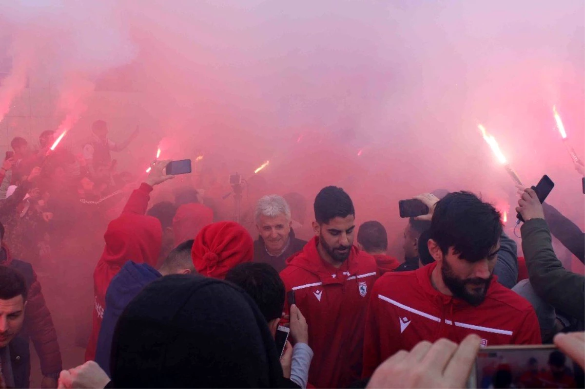 Lider Samsunspor\'a havalimanında meşaleli karşılama