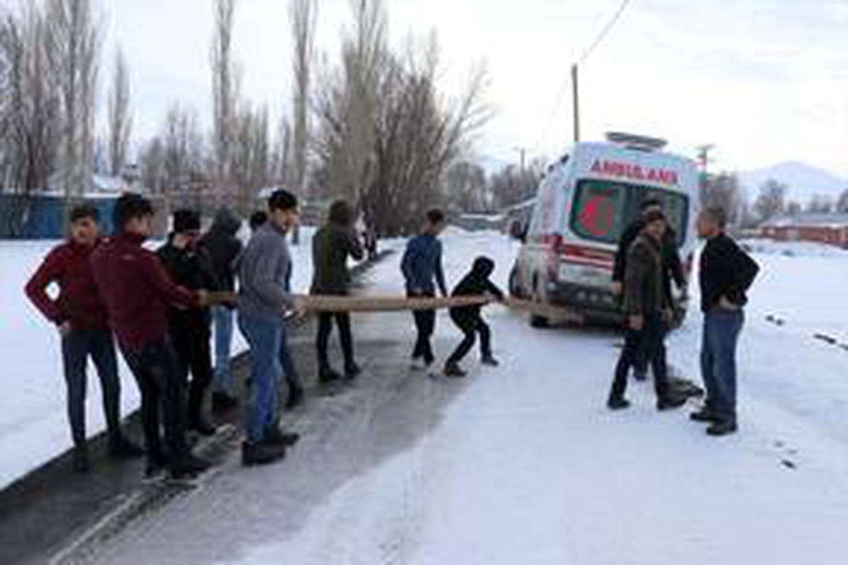 Mahsur kalan sağlık ekiplerinin imdadına meslektaşları yetişti