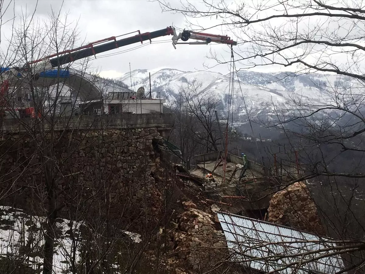 Ordu\'da akaryakıt istasyonunun duvarının çökmesi