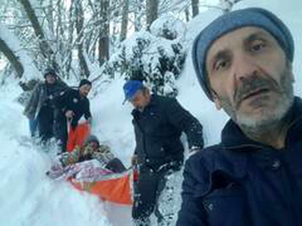Rize\'de hasta adam kar geçit vermeyince ambulansa güçlükle taşındı