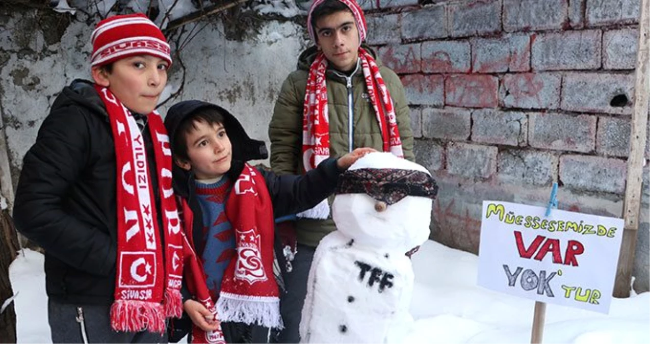 Sivassporlu minik taraftarlar, kardan hakem yapıp: Müessesimizde VAR yoktur yazdılar