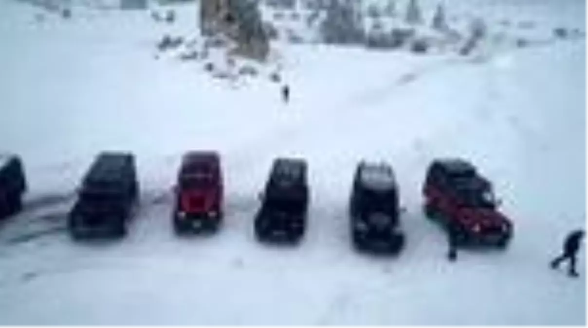 Turistler karla kaplı Kapadokya\'yı at sırtında ve arazi araçlarıyla keşfediyor
