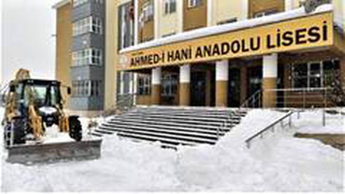 Tuşba\'da okul bahçeleri kardan temizleniyor