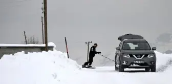 Van'ın karlı sokaklarında snowboard yaptı