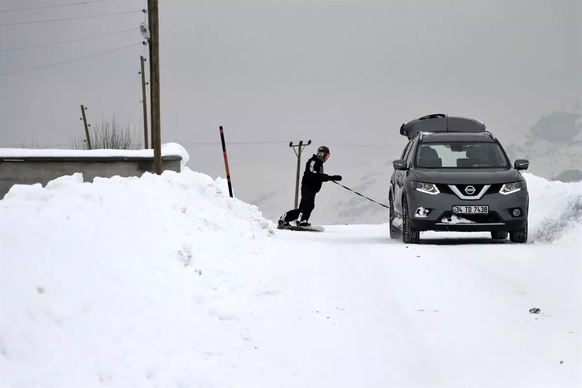 Van\'ın karlı sokaklarında snowboard yaptı