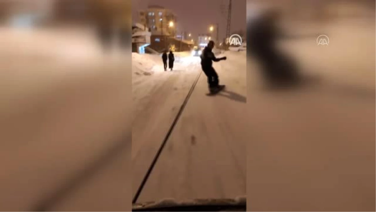 Van\'ın karlı sokaklarında snowboard yaptı
