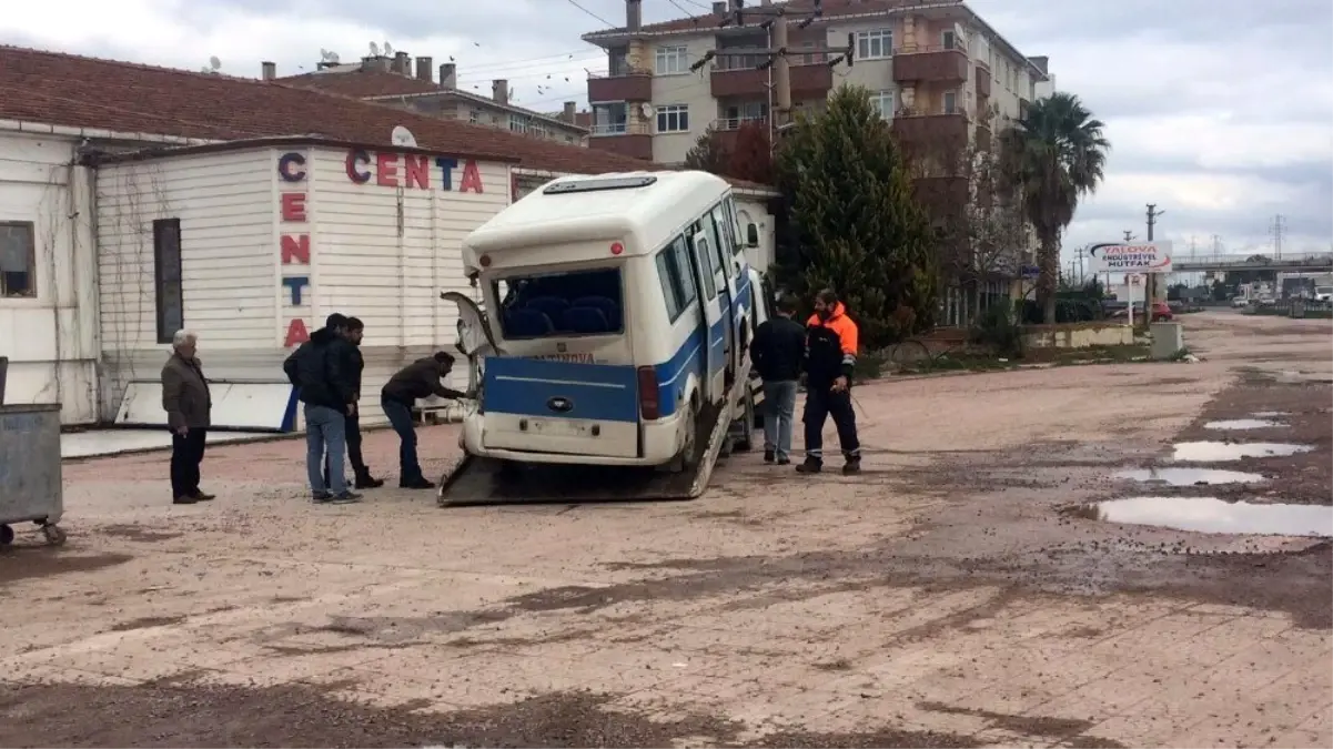 Yalova\'da kamyonet minibüsle çarpıştı: 6 yaralı