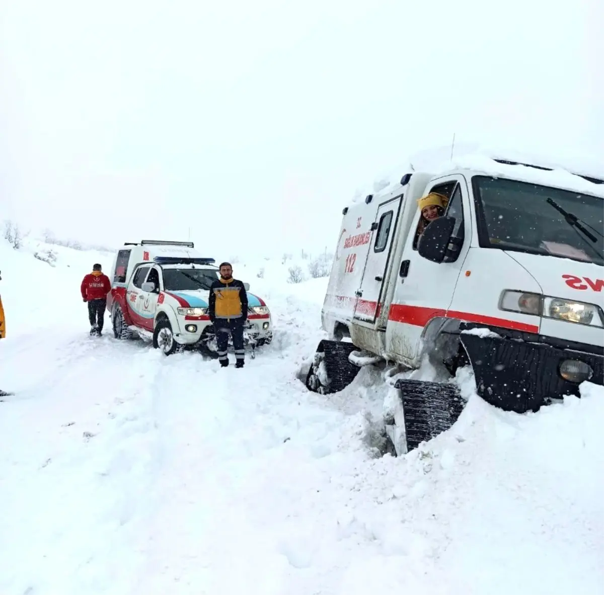 Yolda kalan paletli ambulansı karı elleriyle kazarak çıkardılar