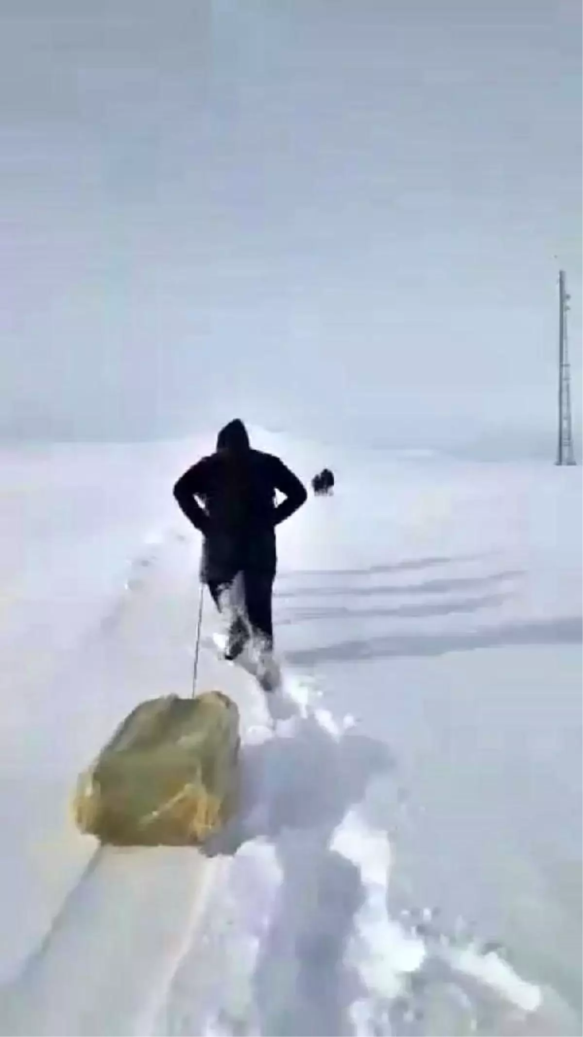 4 kilometrelik karlı yolu aşıp, çocuklarını okula ulaştırdılar