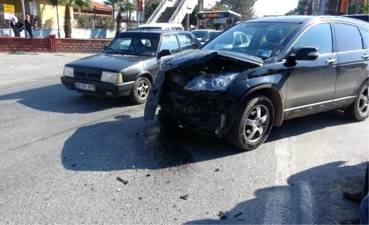 Aydın\'da minibüs, otomobile çarptı: 3 yaralı