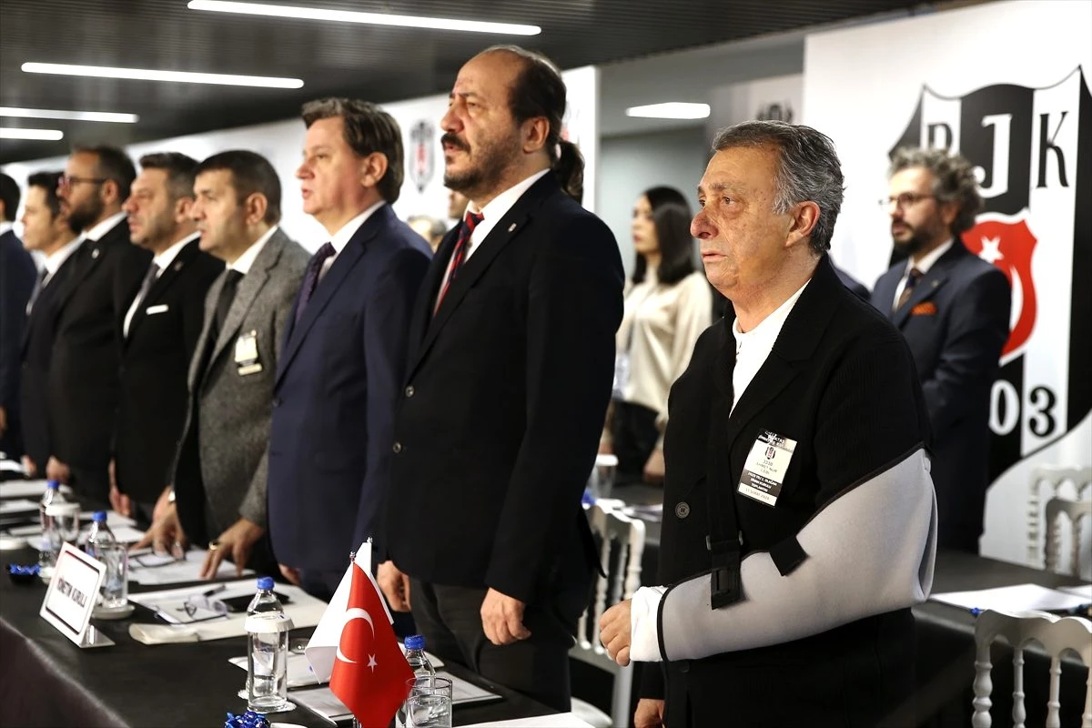 Beşiktaş yöneticisi Adnan Dalgakıran\'dan Seri\'nin penaltı pozisyonuna gönderme