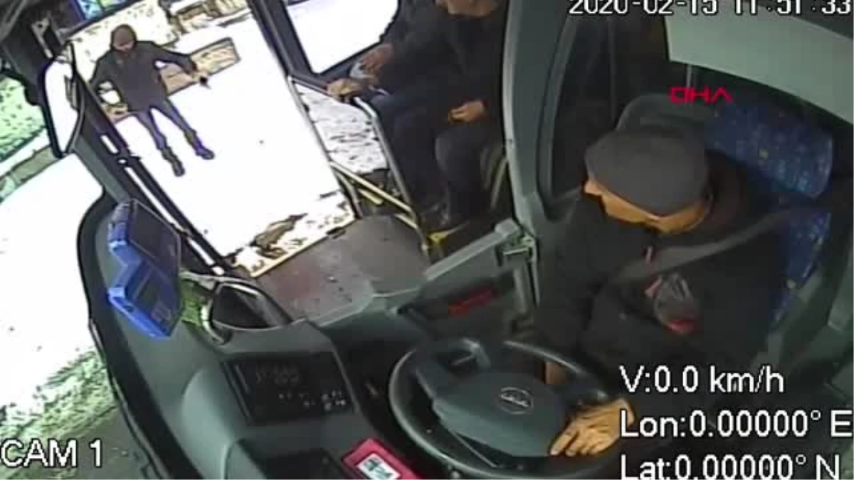Bingöl şoför, engelli genci kucağına alıp, otobüse bindirdi