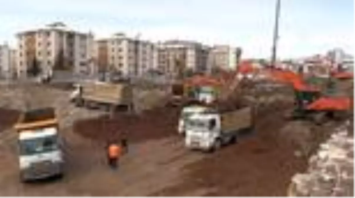 Depremzedelerin yaralarının sarılması için hummalı çalışma (2)