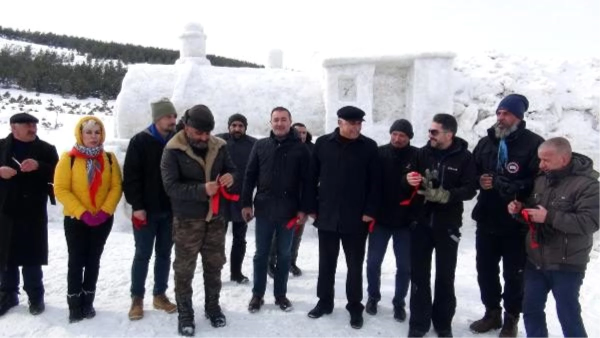 Doğu Ekspresi\'nin kardan heykelini yapıp, Ardahan\'a getirilmesini istediler