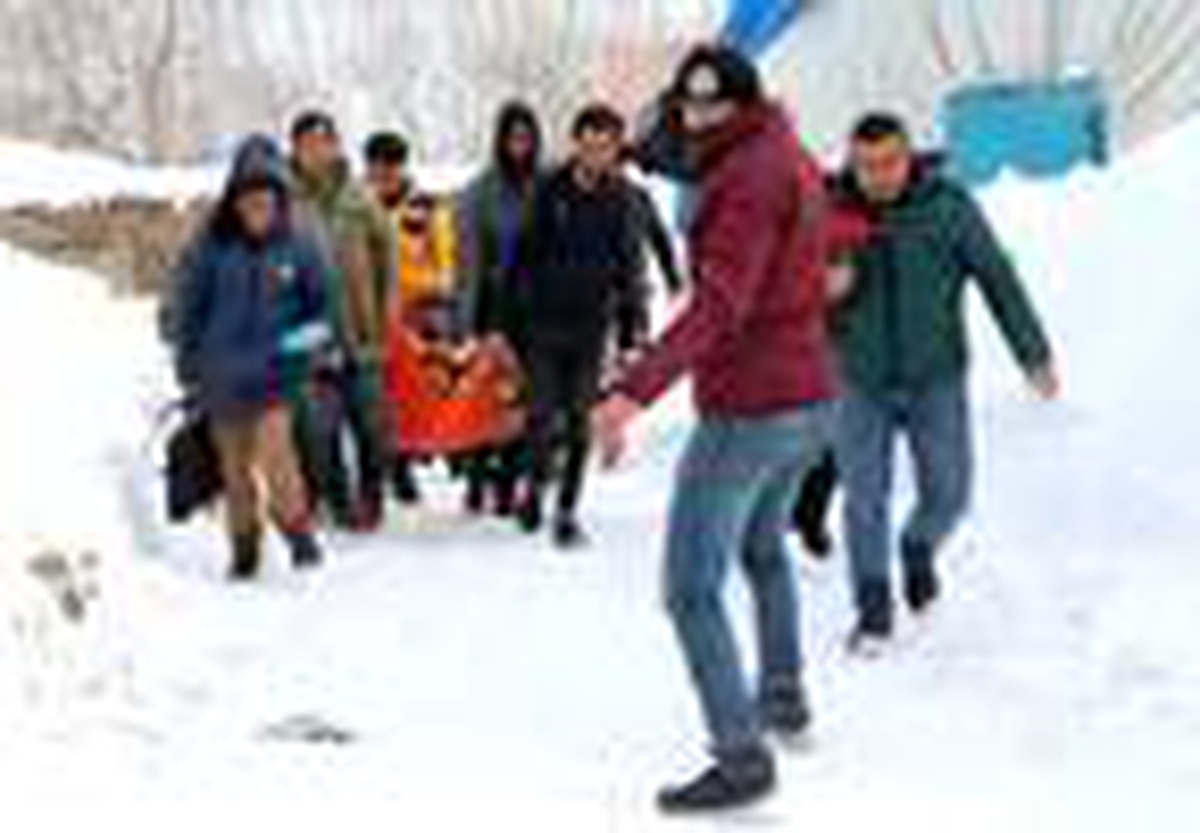 Doğum sancıları tutan kadın, 5 saatlik karla mücadele sonunda hastaneye ulaştırıldı