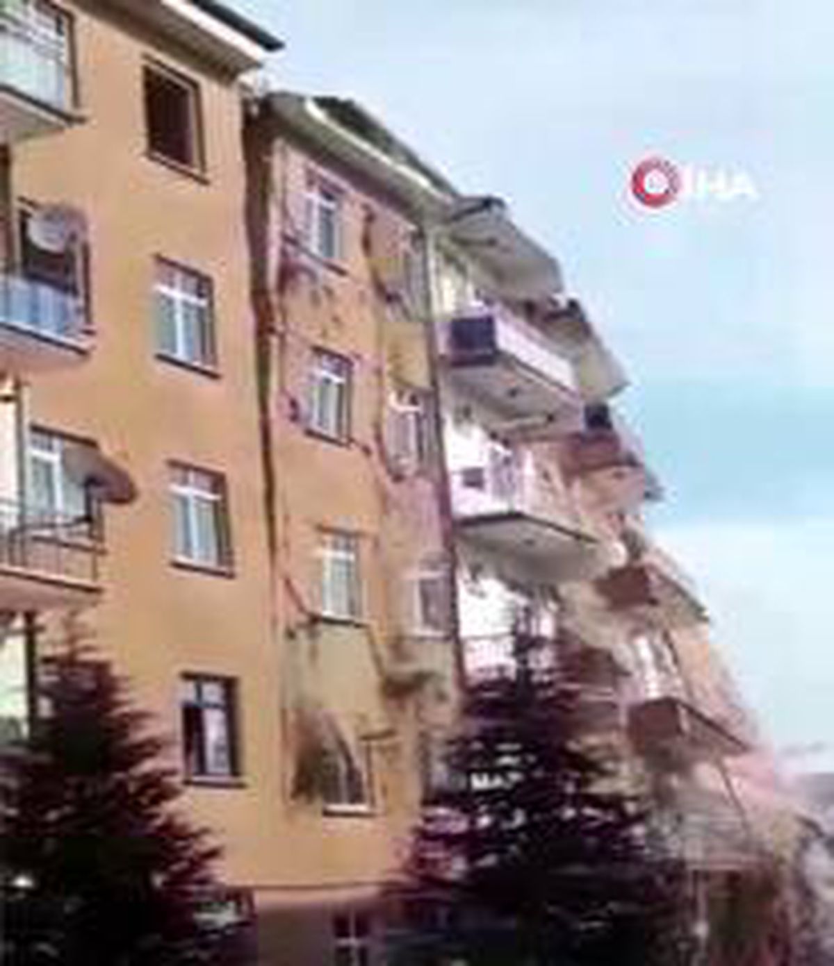 Elazığ\'da hasarlı bina böyle yıkıldı
