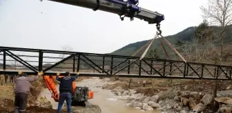 Evlerine giden tek yol olan köprü yıkıldı, Başkan Yılmaz yenisini yaptı