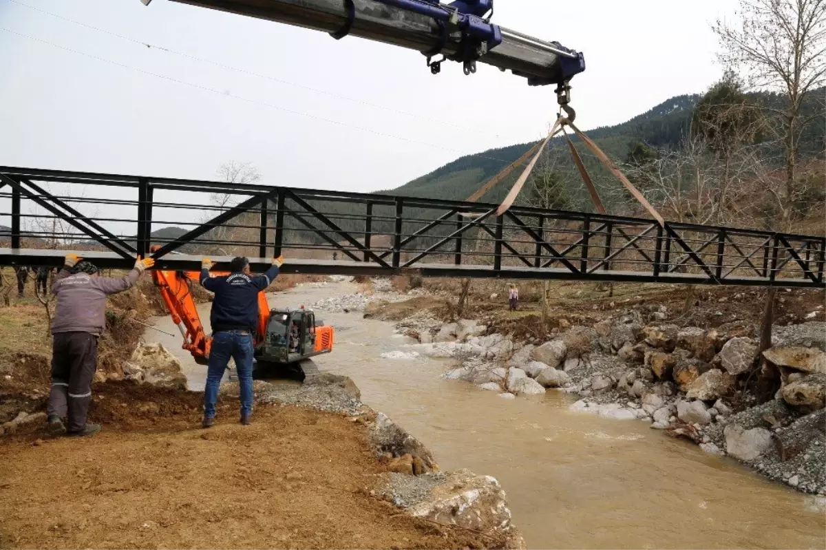 Evlerine giden tek yol olan köprü yıkıldı, Başkan Yılmaz yenisini yaptı