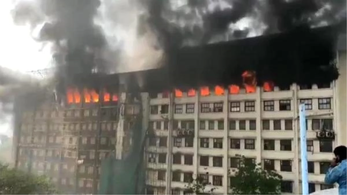 Hindistan\'da resmi dairelerin olduğu binada korkutan yangın