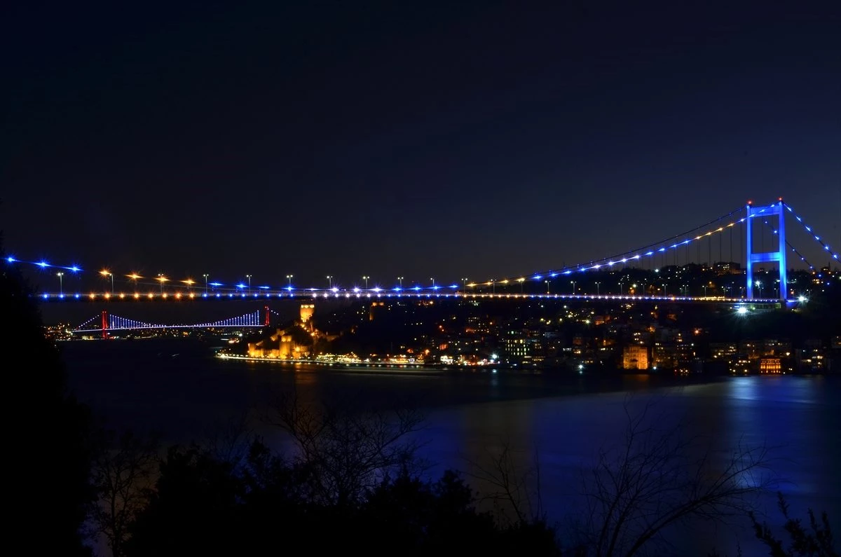 İstanbul\'un iki köprüsü Kosova bayrağı renklerine büründü