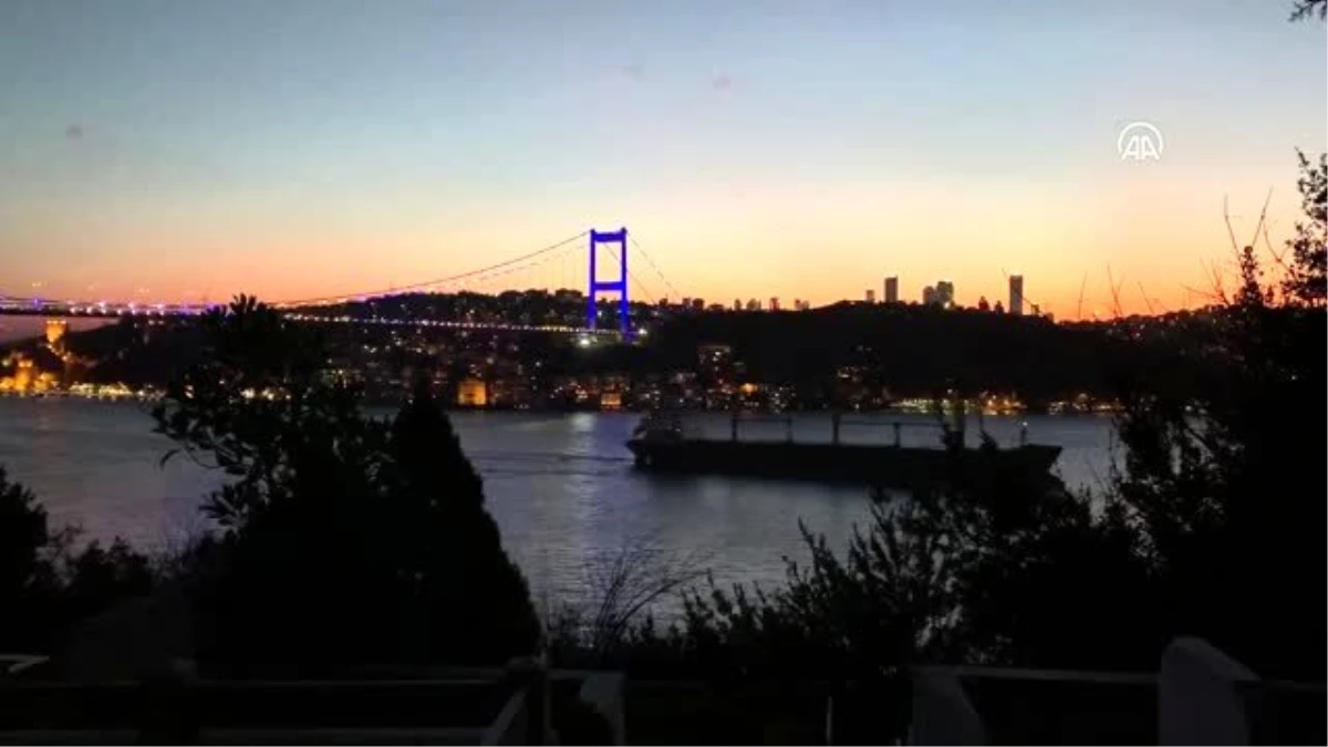 İstanbul\'un iki köprüsü Kosova bayrağı renklerine büründü