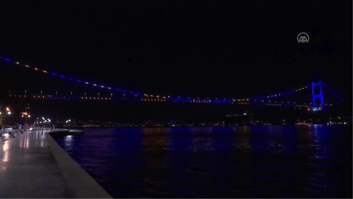 İstanbul\'un iki köprüsü Kosova bayrağı renklerine büründü (2)