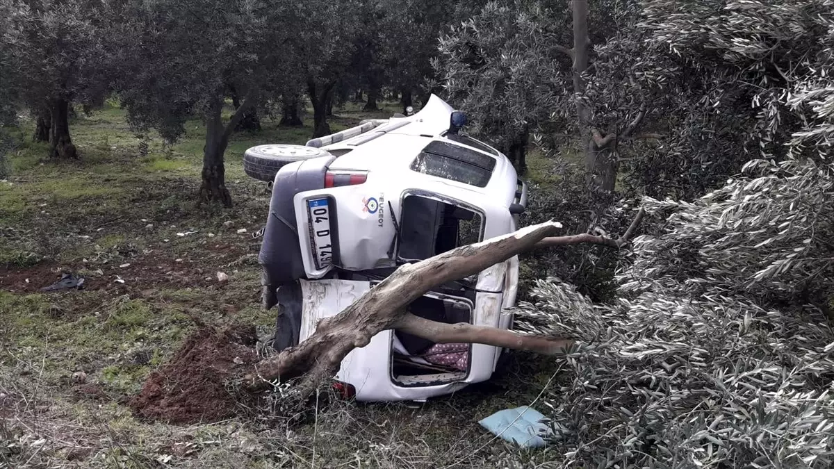 İznik\'te kontrolden çıkan hafif ticari araç, ağaca çarptı: 1 yaralı