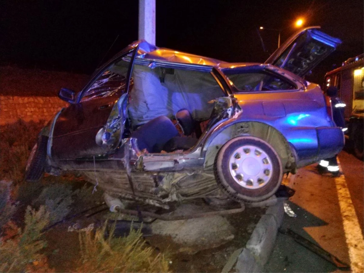 Kırşehir\'de elektrik direğine çarpan sürücü yaşamını yitirdi