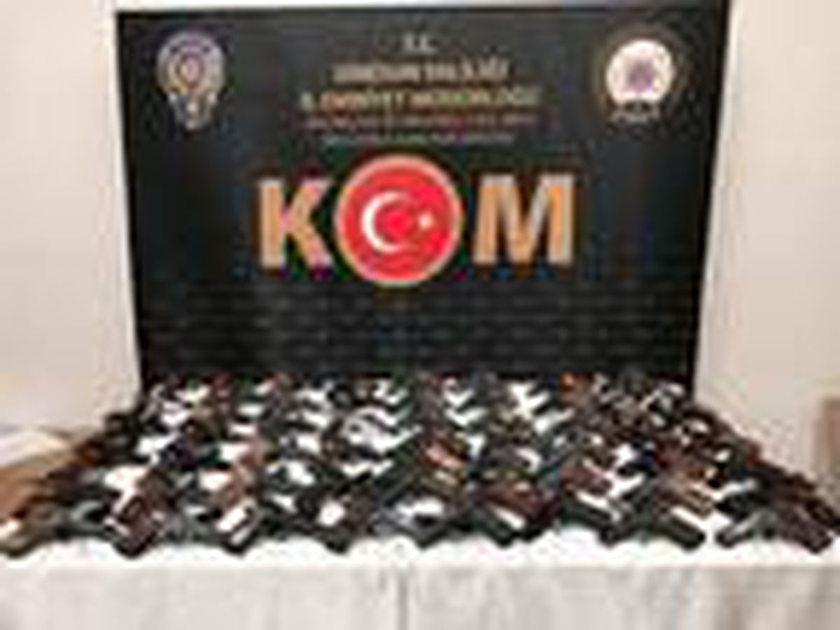 Koli içinde 56 ruhsatsız tabanca ele geçirildi