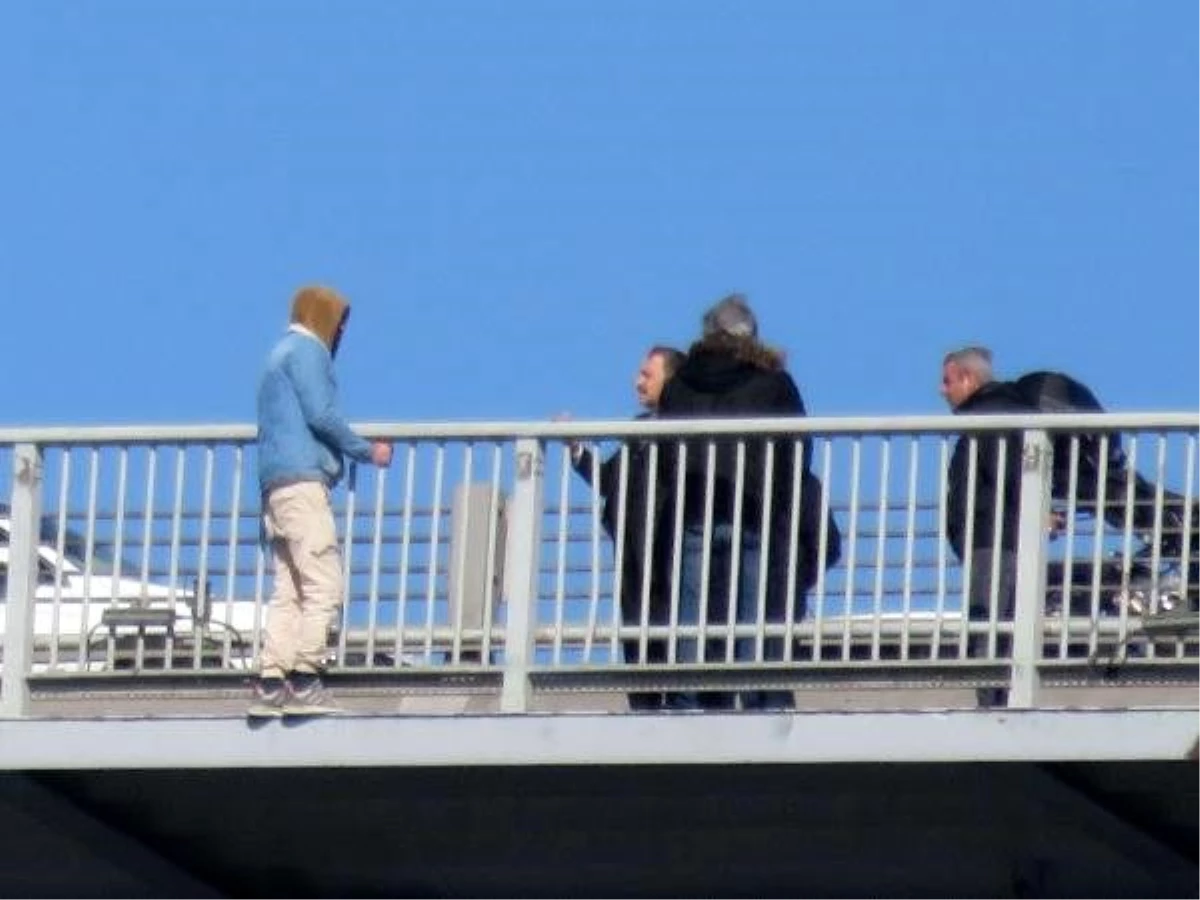 Köprüde intihar girişiminde bulunan kişiyi eski bakan Eroğlu ikna etti