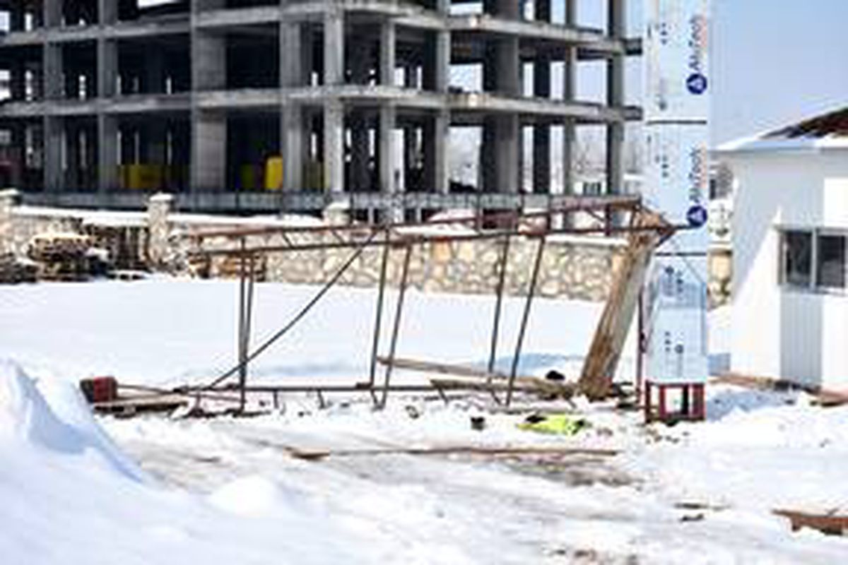 Malatya\'da devrilen iskeleden düşen 2 işçi yaralandı