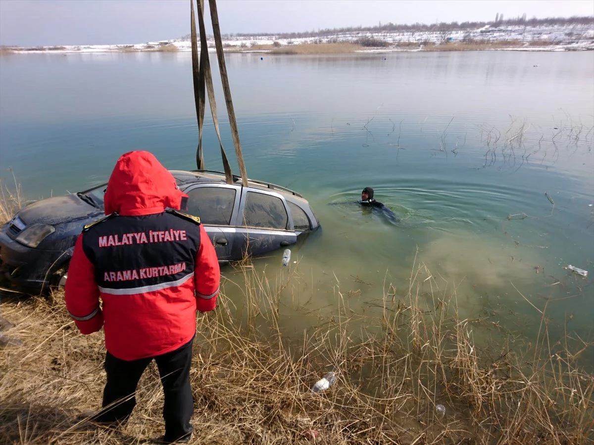 Malatya\'da otomobil baraj gölüne düştü