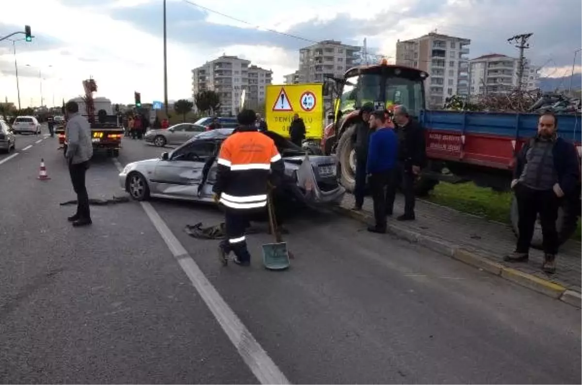 Otomobil, ışıkta bekleyen çekiciye çarptı: 2 yaralı