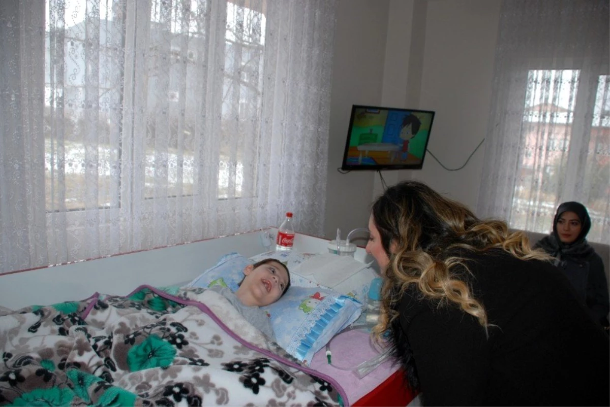 Protokol eşlerinden serebral palsi hastası Ege\'ye ziyaret