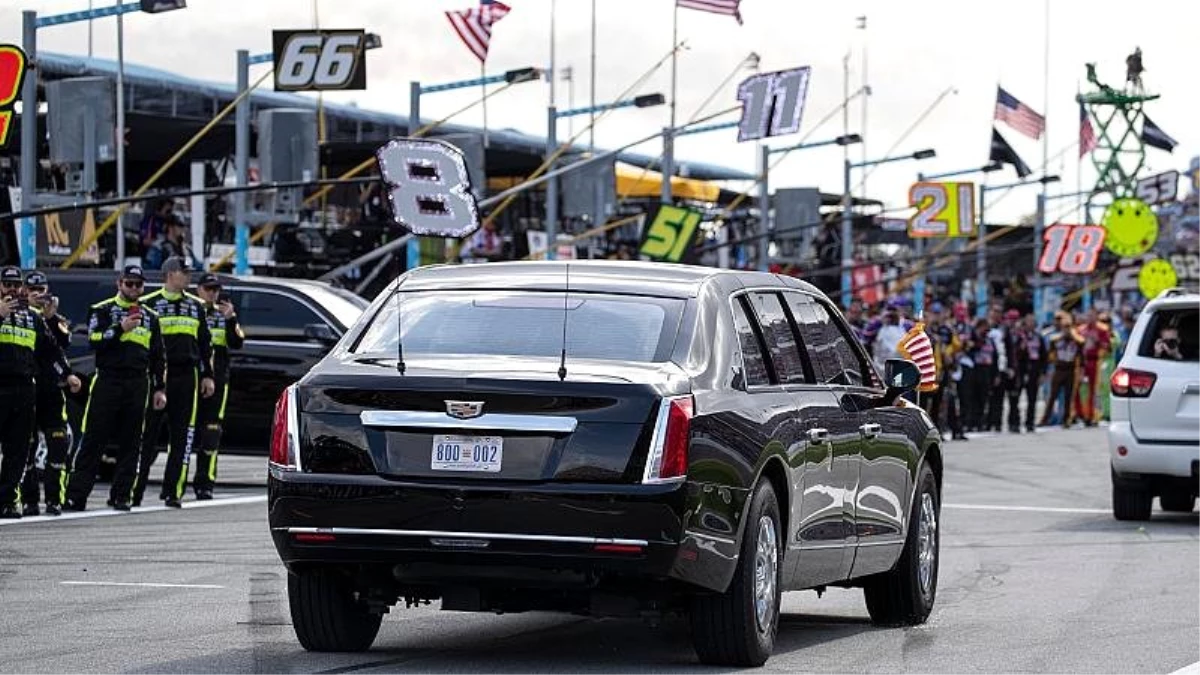 Trump, limuzin aracıyla NASCAR pistinde tur attı