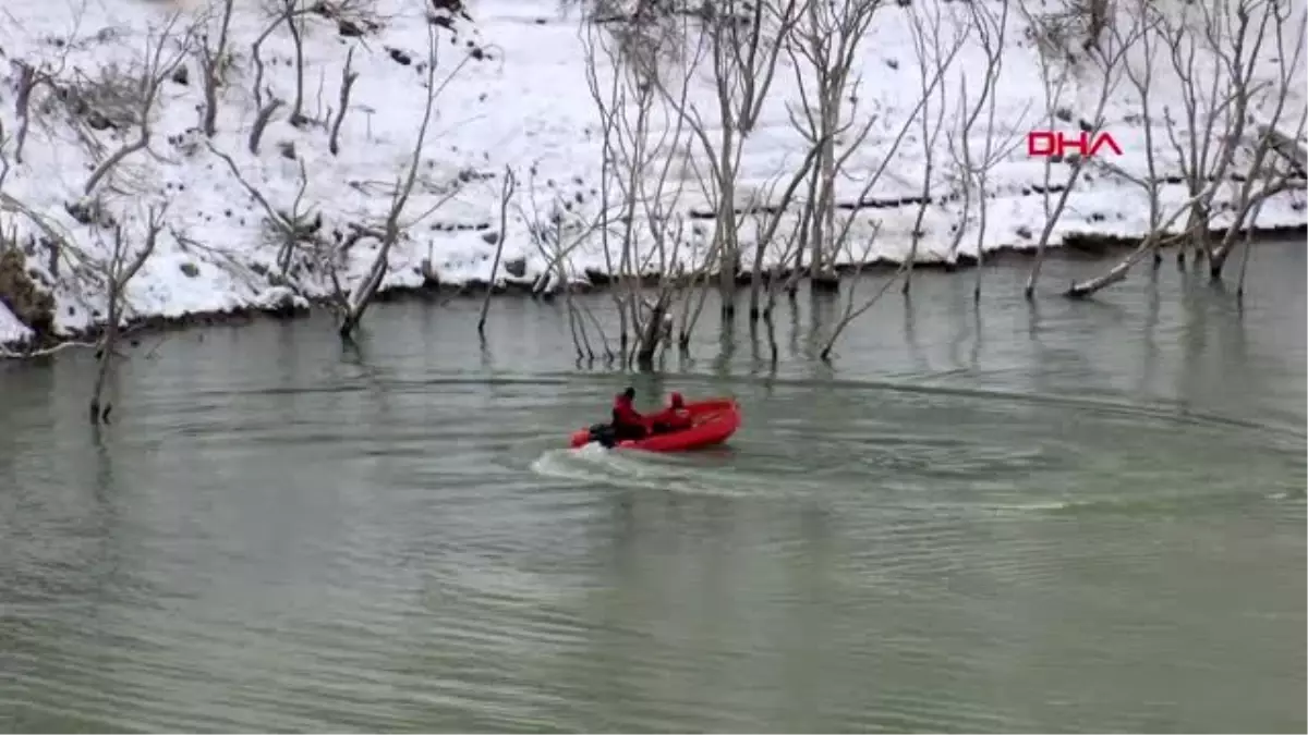 Tunceli baraj gölü yüzeyinde ve kıyıda kayıp gülistan\'dan iz arandı