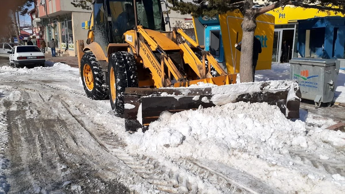 Ulaş\'ta kar temizleme çalışmaları devam ediyor