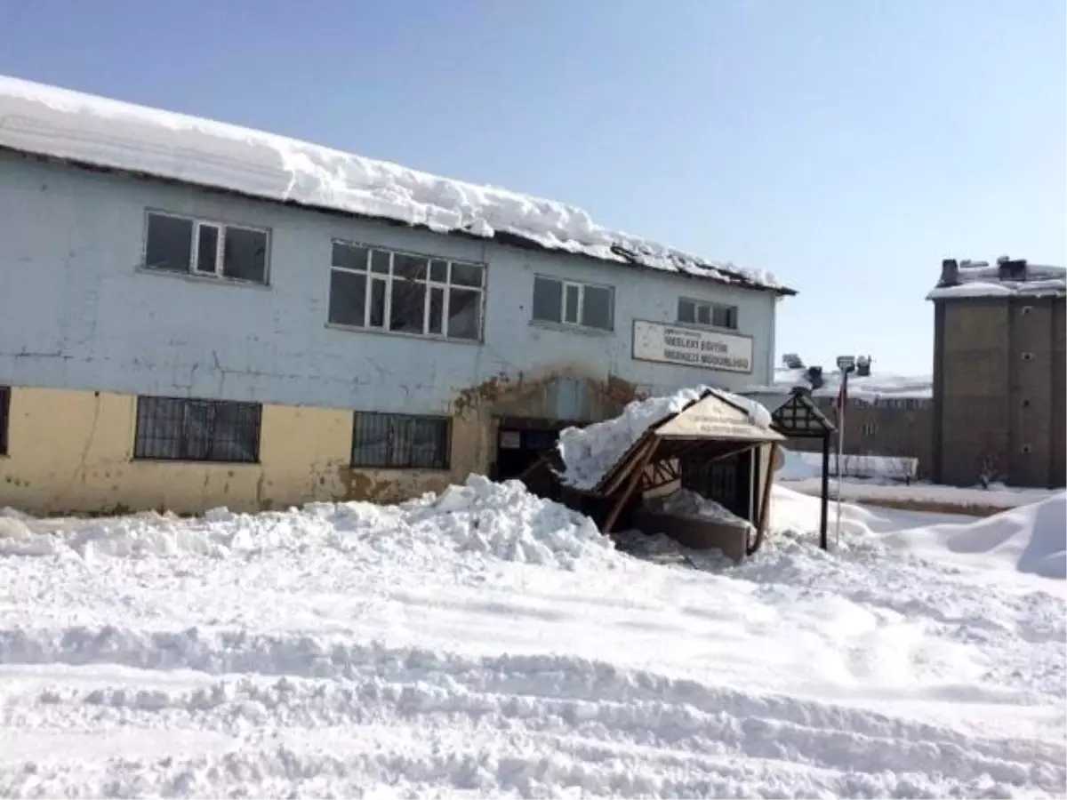 Aile destek merkezi binasının giriş çatısı çöktü